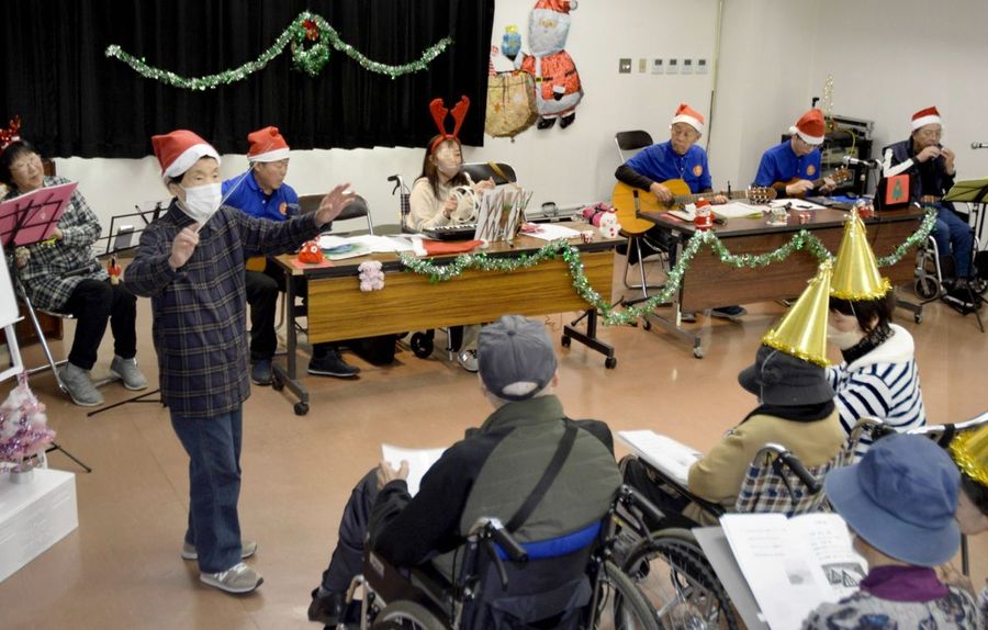 「聖者の行進」などを演奏したCRP音楽隊のメンバー（宿毛市高砂の市総合社会福祉センター）