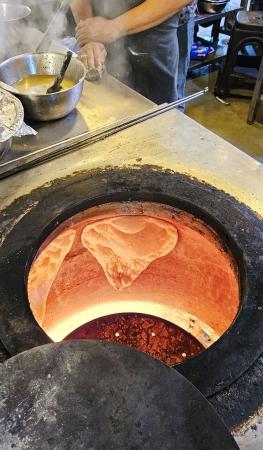 炭のタンドール窯、使用禁止令 インド首都「大気汚染の元凶」 | 高知新聞