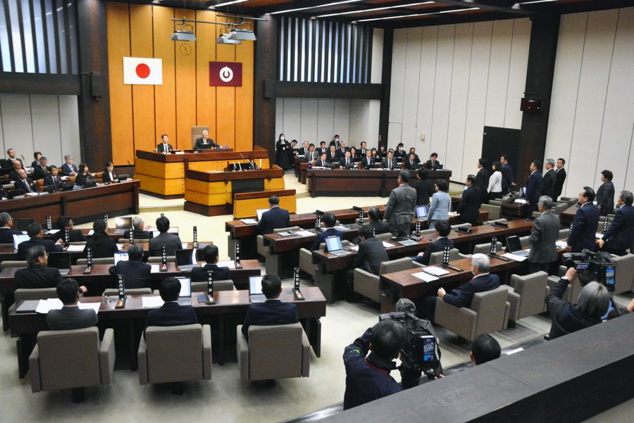 衆院議員定数削減ひ反対する意見書否決の場面