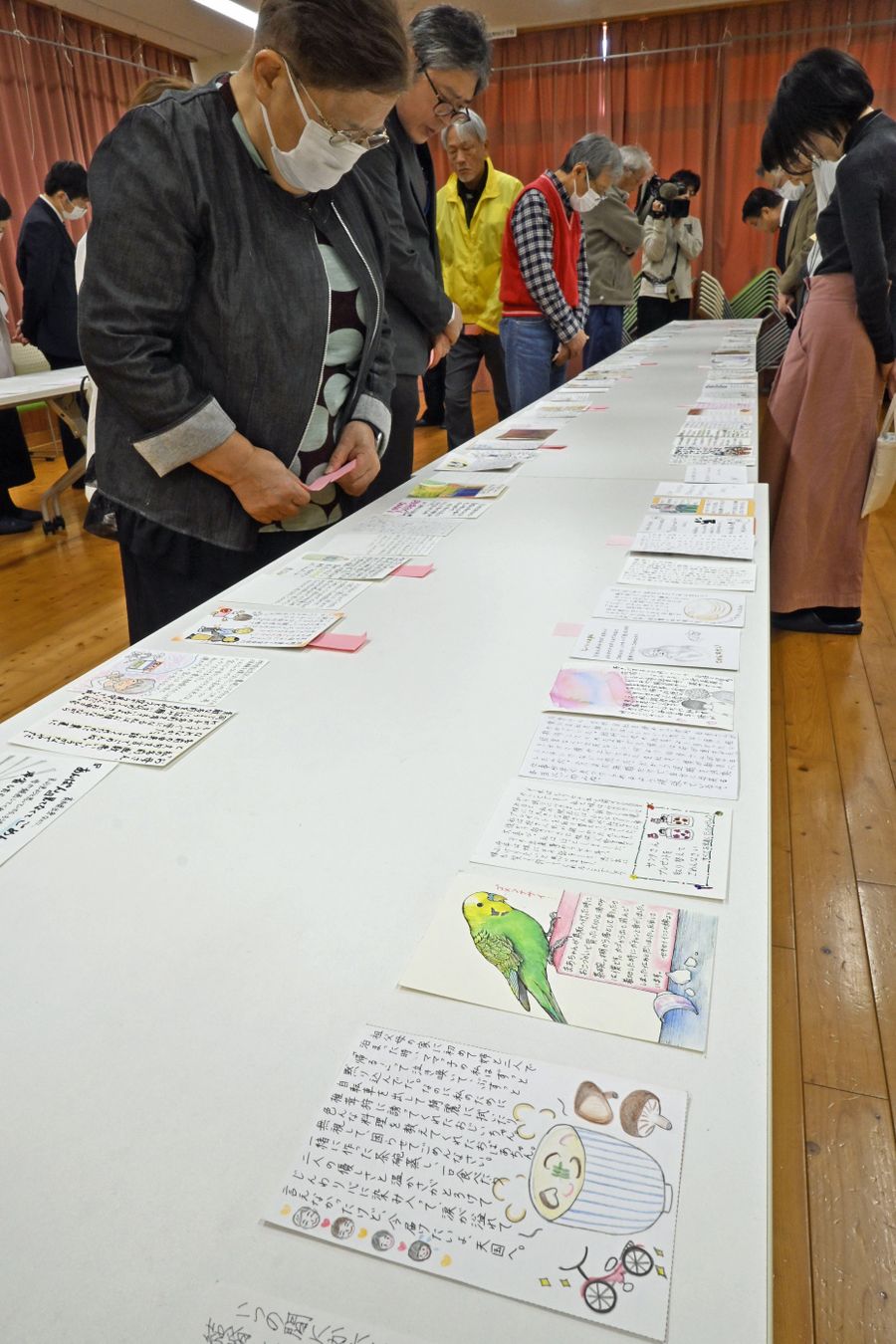 笑いあり涙ありの「ごめんなさい」が集まったコンテストの審査（南国市後免町２丁目の後免町防災コミュニティーセンター）