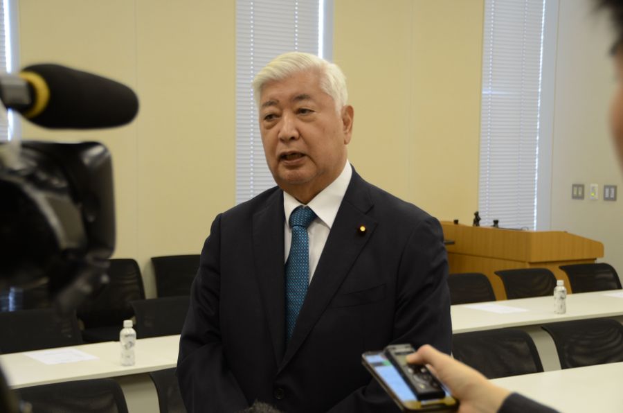 記者団の取材に応じる中谷元氏（東京・永田町の衆院第2議員会館）