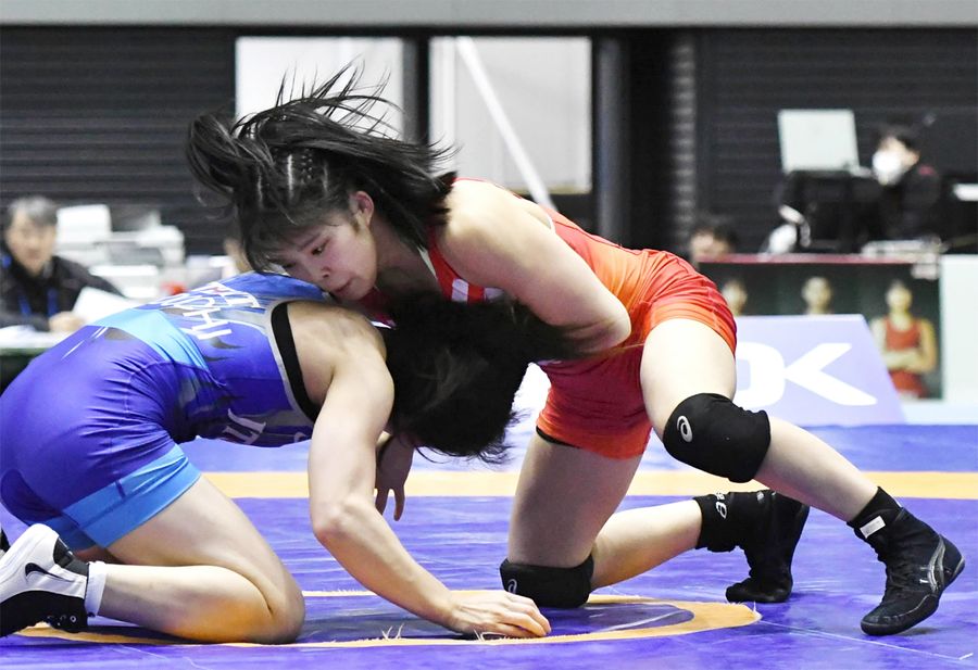 【女子５３キロ級準決勝】東京五輪金の志土地真優を破り、決勝進出を決めた清岡もえ＝上（駒沢体育館）