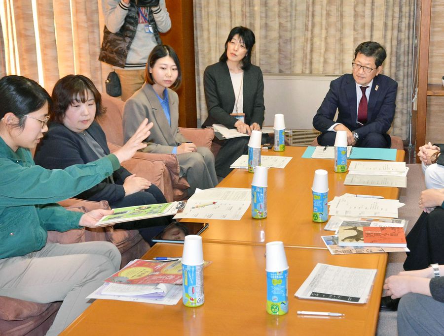 県立施設の魅力化などについて話し合った現場職員と浜田省司知事（高知市鷹匠町２丁目の知事公邸）