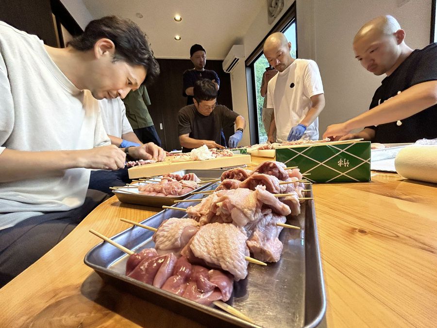 プロの料理人たちの土佐ジロー合宿。串に刺さない焼き方に軍配が上がったが、合宿後しばらく私は串打ちに夢中になった