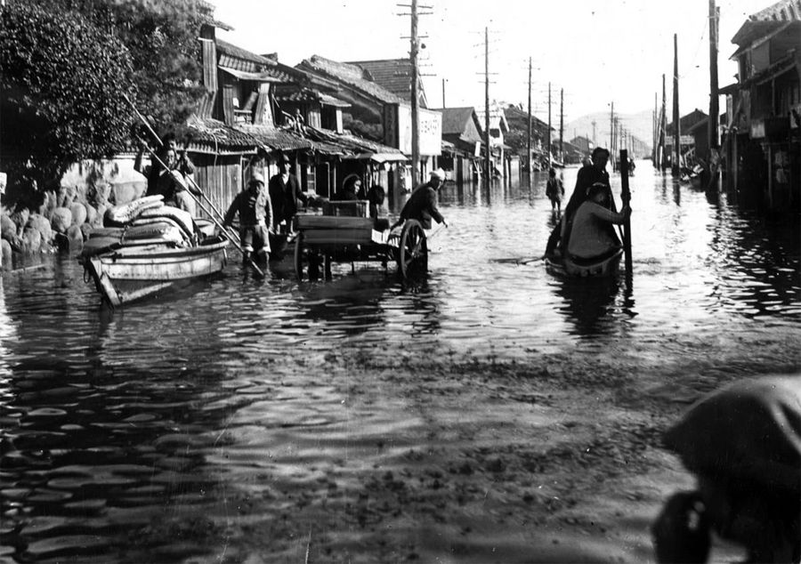 昭和南海地震後、１か月ほど浸水した街（１９４７年１月１日、高知市城見町）