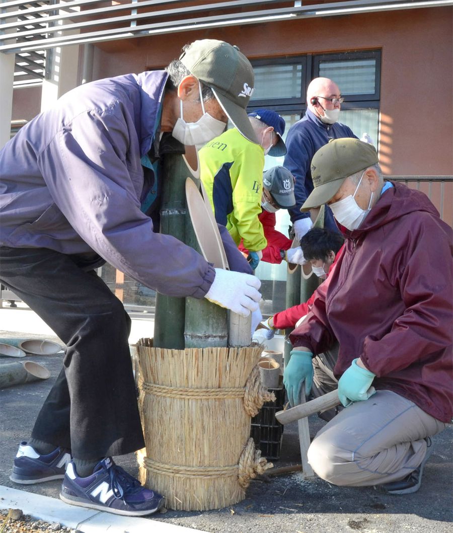 門松を作る参加者ら（高知市の誠和園）