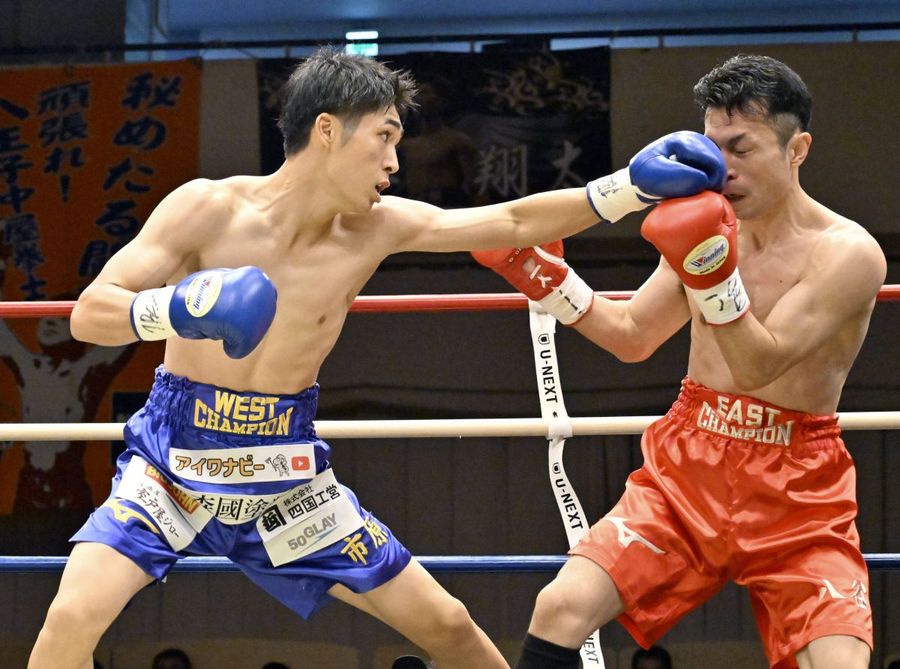 スーパーバンタム級、２Ｒ、相手をコーナーに追い詰める市原涼＝左。この直後ＫＯする（東京都の後楽園ホール＝森本敦士撮影）　