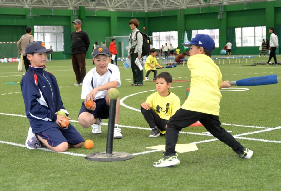 小学生や園児らが楽しんだ野球遊びイベント（高知市五台山のINOUE東部スポーツパーク）