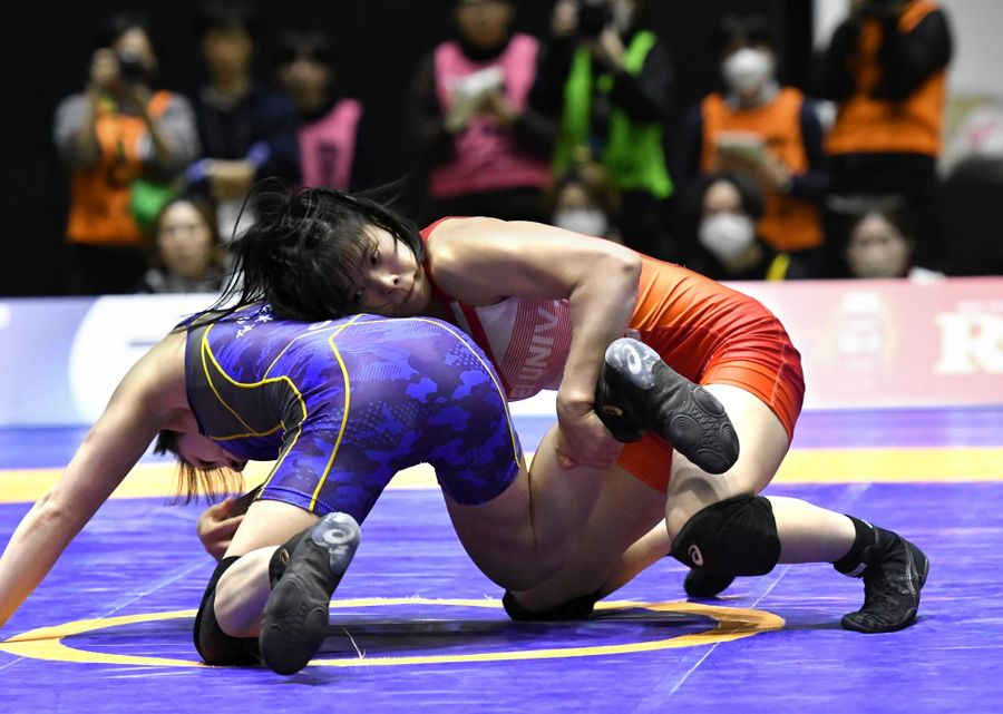 【女子53キロ級決勝】第1ピリオド、片足タックルから相手の背後に回り、2―0と先制する清岡もえ=右(写真はいずれも駒沢体育館)