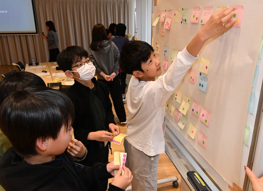 児童が高知市への意見を出し合ったワークショップ(高知市追手筋2丁目のオーテピア高知図書館)