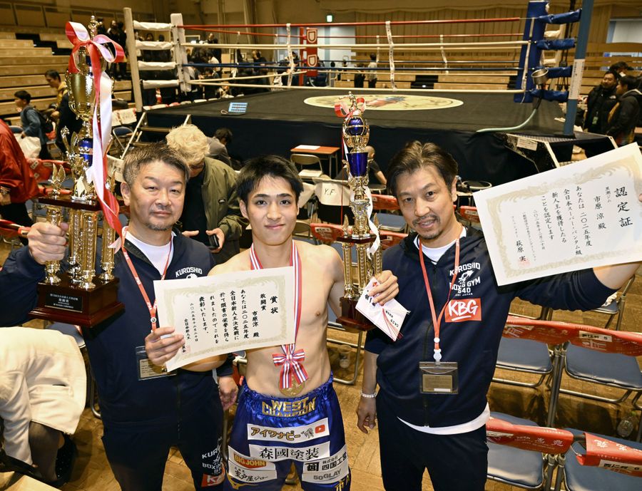 全日本新人王を獲得し、黒潮ジムの小川竜司会長=左=と高橋亮トレーナーと一緒に写真に収まる笑顔の市原涼選手(東京・後楽園ホール=森本敦士撮影)