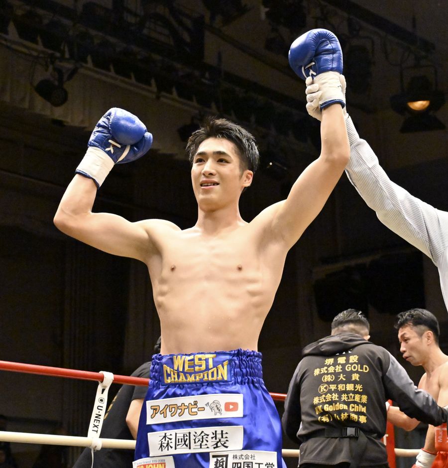 全日本新人王決定戦でレフェリーに勝利を認定される市原涼（東京・後楽園ホール＝森本敦士撮影）