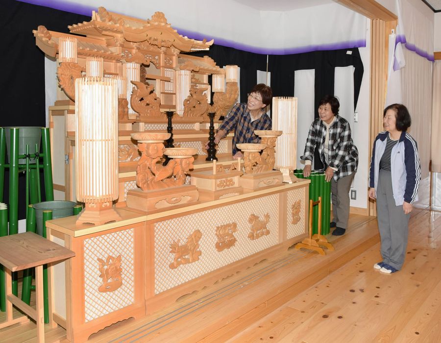 旧幼稚園に据えられた祭壇。住民たちがここでの葬儀を振り返る（梼原町富永）