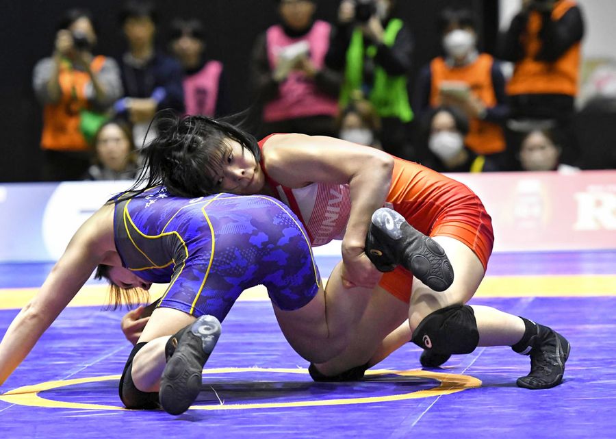 【女子53キロ級決勝】第1ピリオド、片足タックルから相手の背後に回り、2―0と先制する清岡もえ=右(駒沢体育館)
