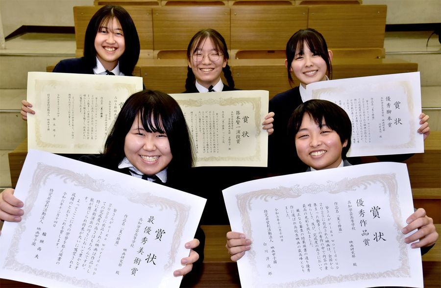 優秀作品賞に輝いた川村圭乃さん（前列右）と中山朱梨さん（同左）と出演者（高知市槙山町の学芸高校）