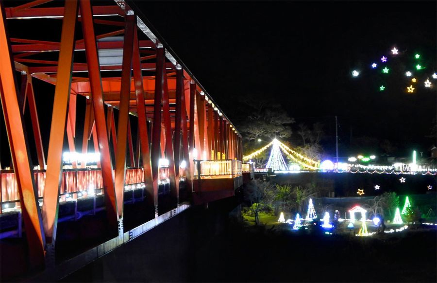 山あいに輝く住民手作りのイルミネーション(四万十市西土佐津野川)
