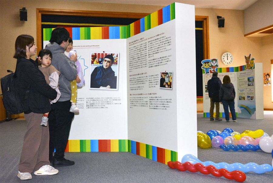 やなせさんの三越時代の仕事ぶりなどを紹介する巨大パネル(香美市の市保健福祉センター香北)