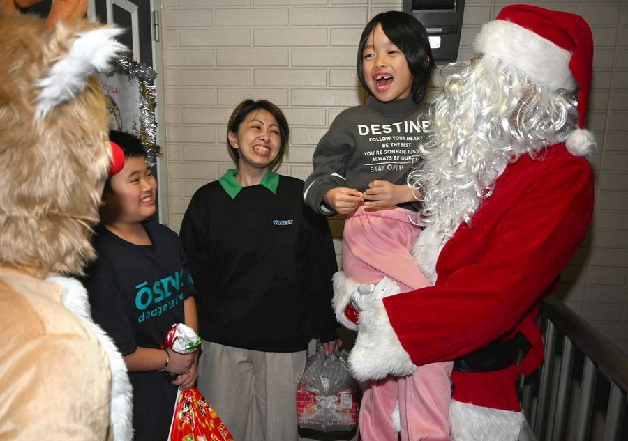サンタクロースに抱っこされて笑顔の子どもたち（南国市大そね甲）