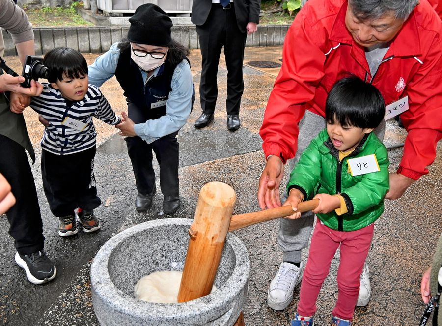 餅つきを楽しむ子どもたちと高知柏ライオンズクラブの会員ら（高知市の南海少年寮）