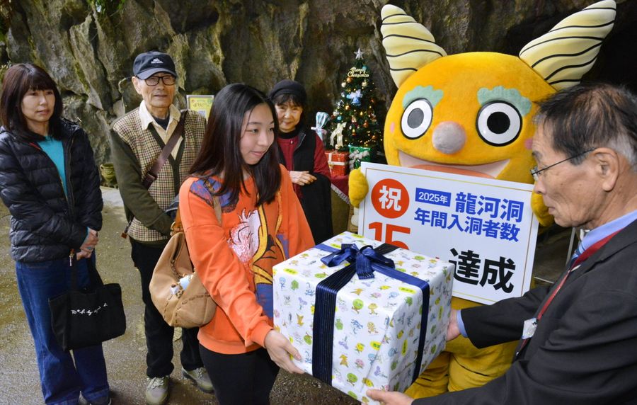 １５万人目として入洞した家族ら（香美市土佐山田町逆川の龍河洞）（Ｃ）やなせたかし