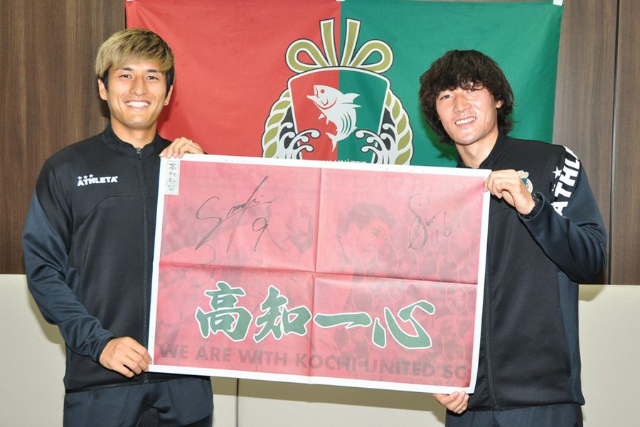 表敬訪問に来てくれた新谷聖基＝左、上月翔聖両選手（高知新聞社）