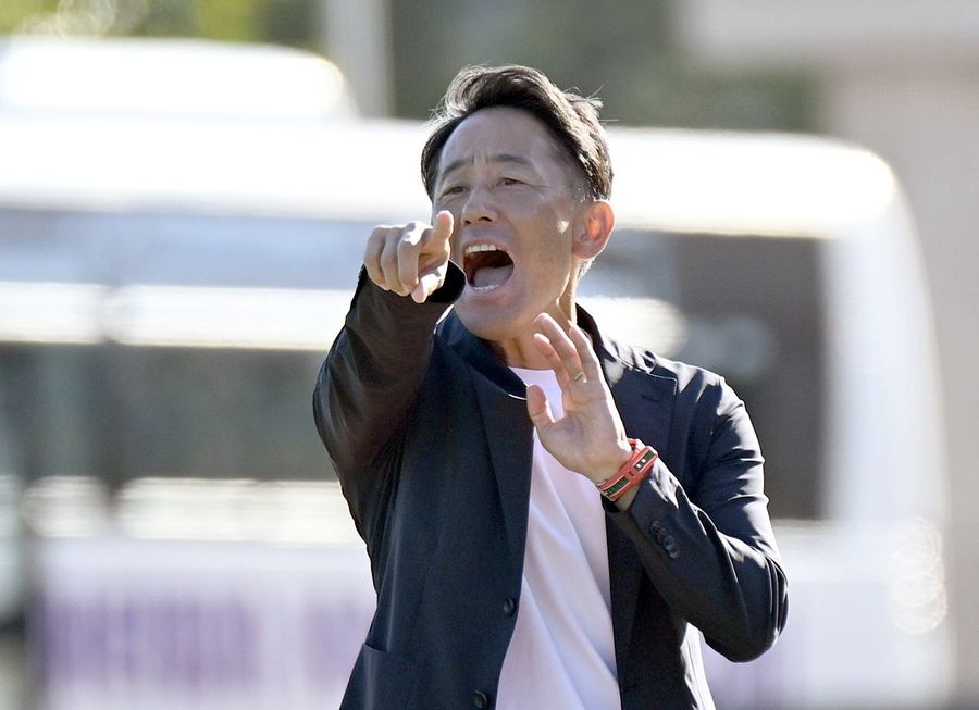 指揮を執る白石尚久監督。自力でのＪ３残留を決めた（ヴァンラーレ八戸戦より）