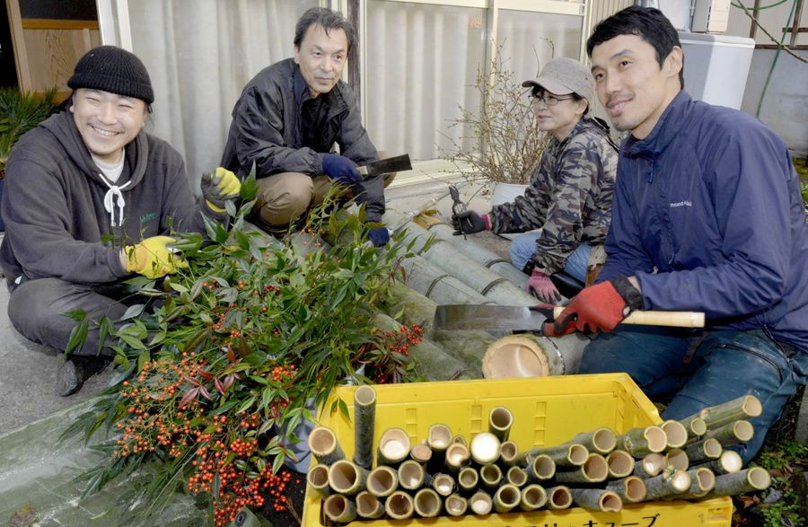 竹を切って準備する８４プロジェクトのメンバー（香美市香北町蕨野）