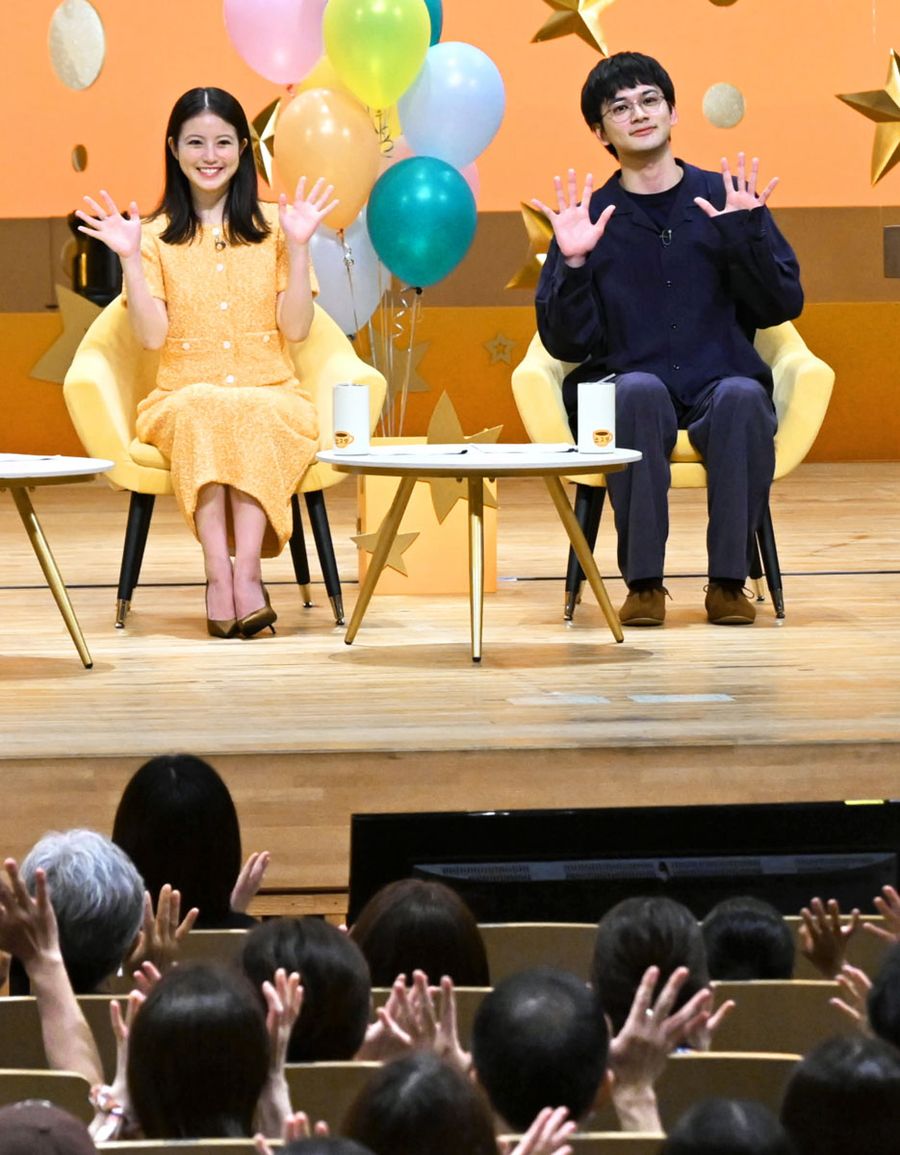 NHKの公開生放送番組に出演した今田美桜さん、北村匠海さん（５月２４日、高知市九反田の市文化プラザ「かるぽーと」）
