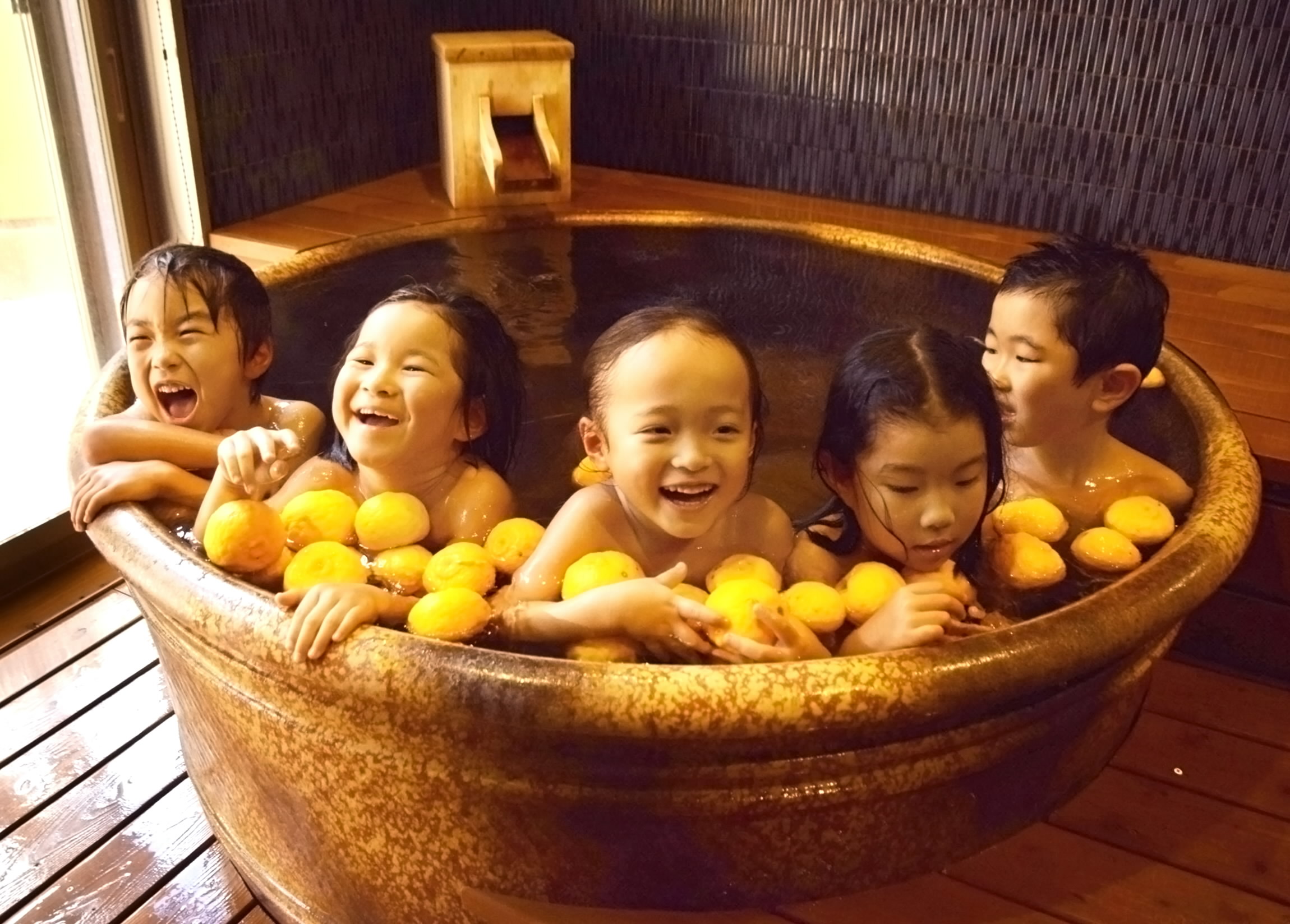 冬至の日にユズ風呂ぽかぽか 園児たち元気いっぱい 北川村温泉が招待