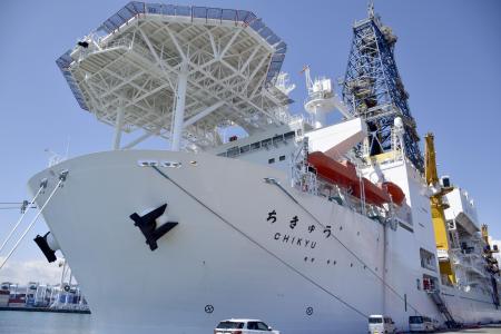 レアアース泥、27年試掘へ 南鳥島沖の水深6千メートル | 高知新聞