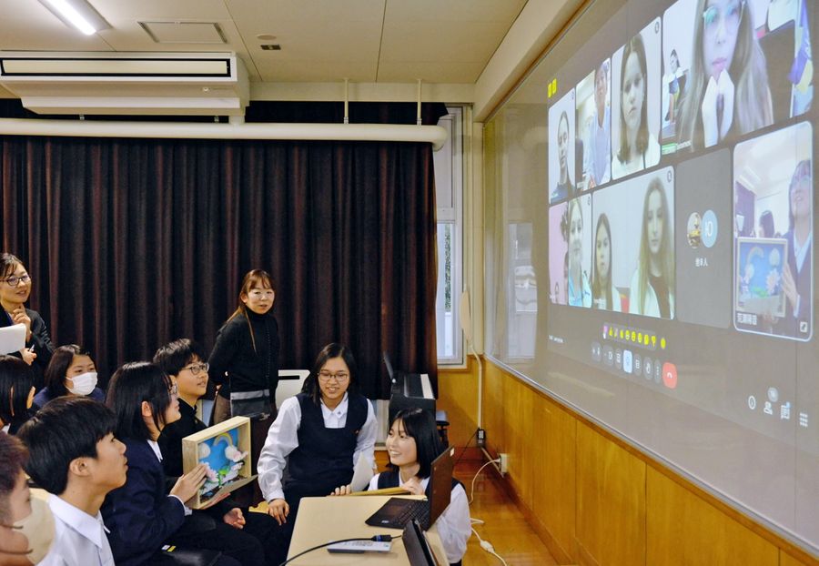 ウクライナの子どもたちとオンラインで交流する香北中生（香美市の香北中学校）