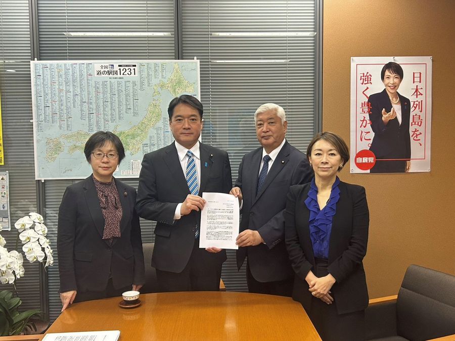 尾﨑正直官房副長官＝左から２人目＝に声明を出す中谷元＝同３人目（東京・永田町の衆院第２議員会館＝中谷氏のフェイスブックから））