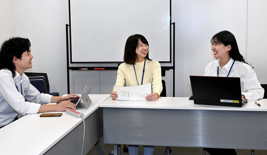 インスタグラムで高知の暮らしを発信する事業案を練る若手職員ら（高知市役所）