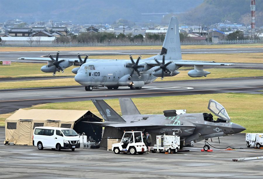 高知龍馬空港に駐機を続ける米軍機（手前）と資機材を運ぶ大型輸送機。空港が米軍基地の様相を呈した（３月２７日）
