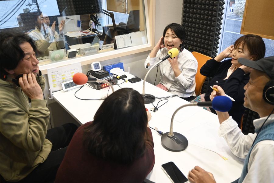 開局２周年を迎え特別番組で盛り上がるＦＭはたらんどのスタジオ（四万十市中村京町２丁目）