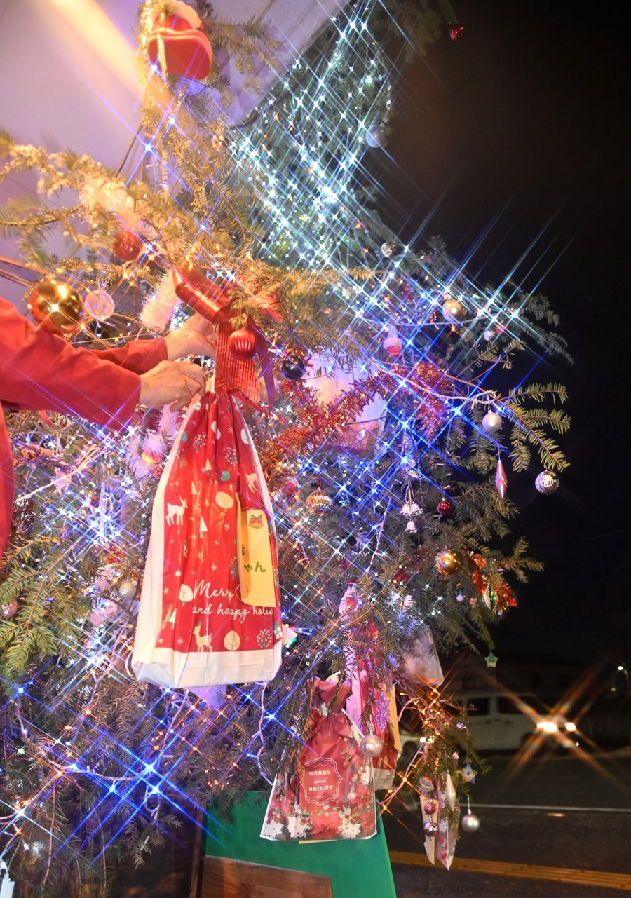 キラキラ輝くクリスマスツリーに、サンタがプレゼントを持ってきた（高知市比島町４丁目）
