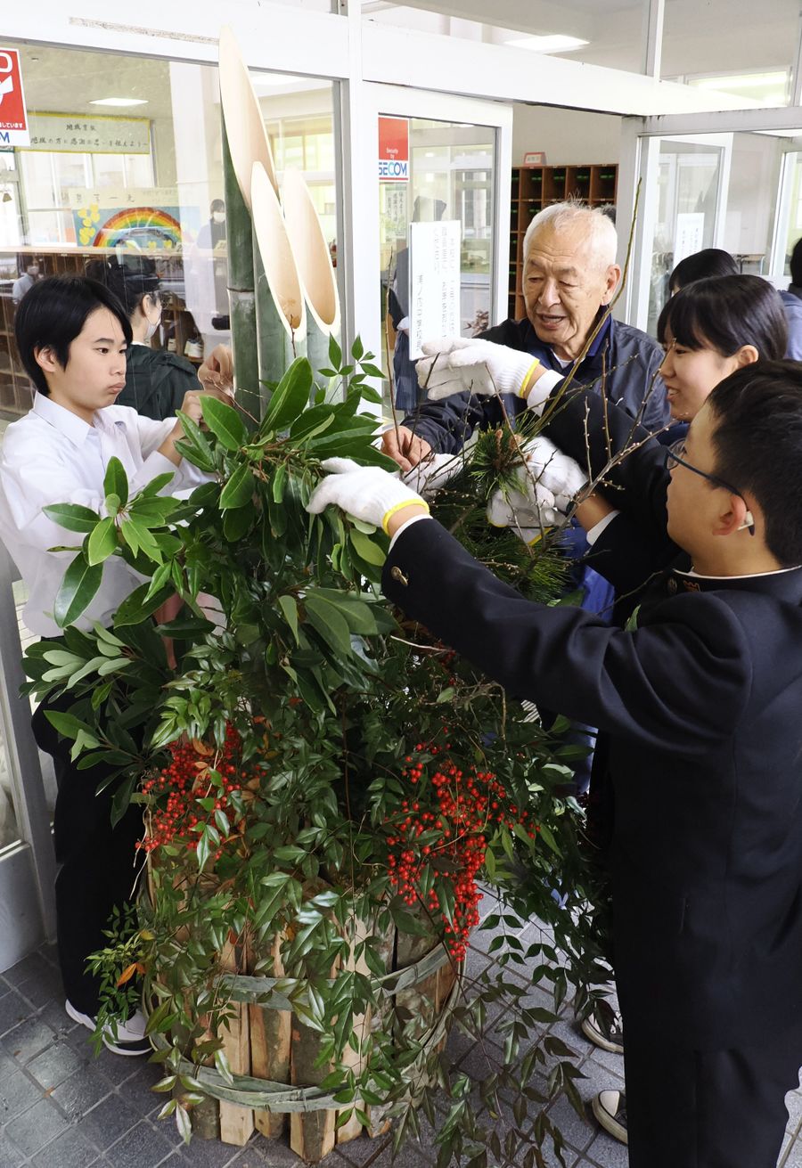 地域の人と力を合わせて最後の門松を作る生徒たち（浦ノ内東分）