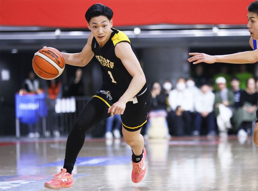 【男子２回戦　広島皆実―明徳】ドリブルで攻め込む明徳・藤本。１回戦の２４得点に続いて、この日も２８得点とエースの力を示した（東京体育館＝（Ｃ）ＳｏｆｔＢａｎｋ　ウインターカップ２０２５）
