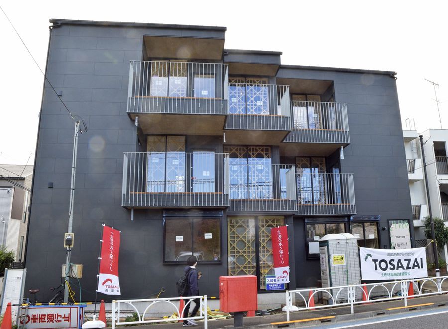 構造材全てが土佐材の３階建て集合住宅。在来軸組工法で特殊な構造は採用せず、昨年１１月に完成した（東京都内）