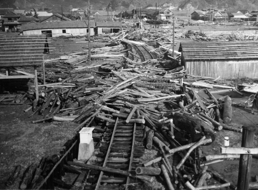 旧須崎町。津波で流された木材が線路の上に散らばった