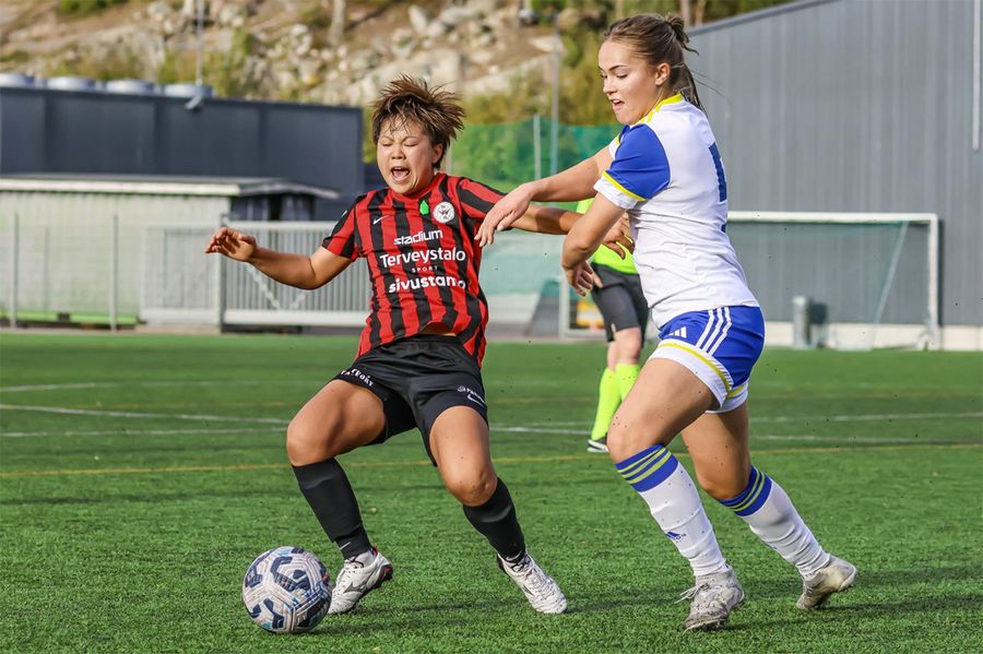 大柄な相手と激しく競り合う大井美波選手（ヘルシンキ近郊エスポー市、（Ｃ）Ｋａｌｅｖｉ　Ｈäｍäｌäｉｎｅｎ）