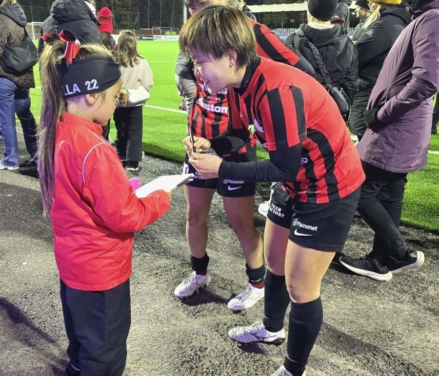 子どものファンにサインを書く大井選手