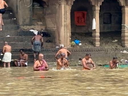 サンタ帽の沐浴で騒ぎに、インド ガンジス川、日本人旅行者か | 高知新聞