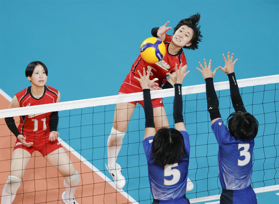 【女子１回戦　高知中央―日南学園】スパイクを放つ高知中央の津藤＝右。左は前川（１１）（東京体育館）