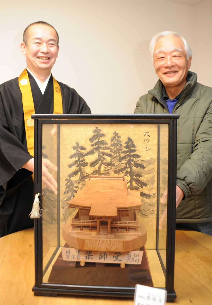 大豊町の「国宝」豊楽寺薬師堂の模型じっくり見て！ 制作者の遺族が