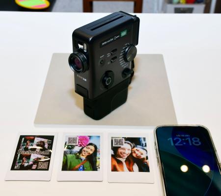 動画が撮れる「新チェキ」 富士フイルム、30日発売 | 高知新聞