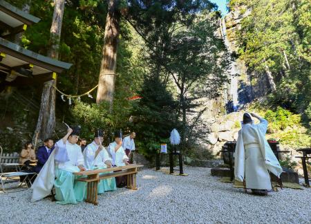 那智の滝、枝打ちで魔よけ 「神符」霊験あらたかに | 高知新聞