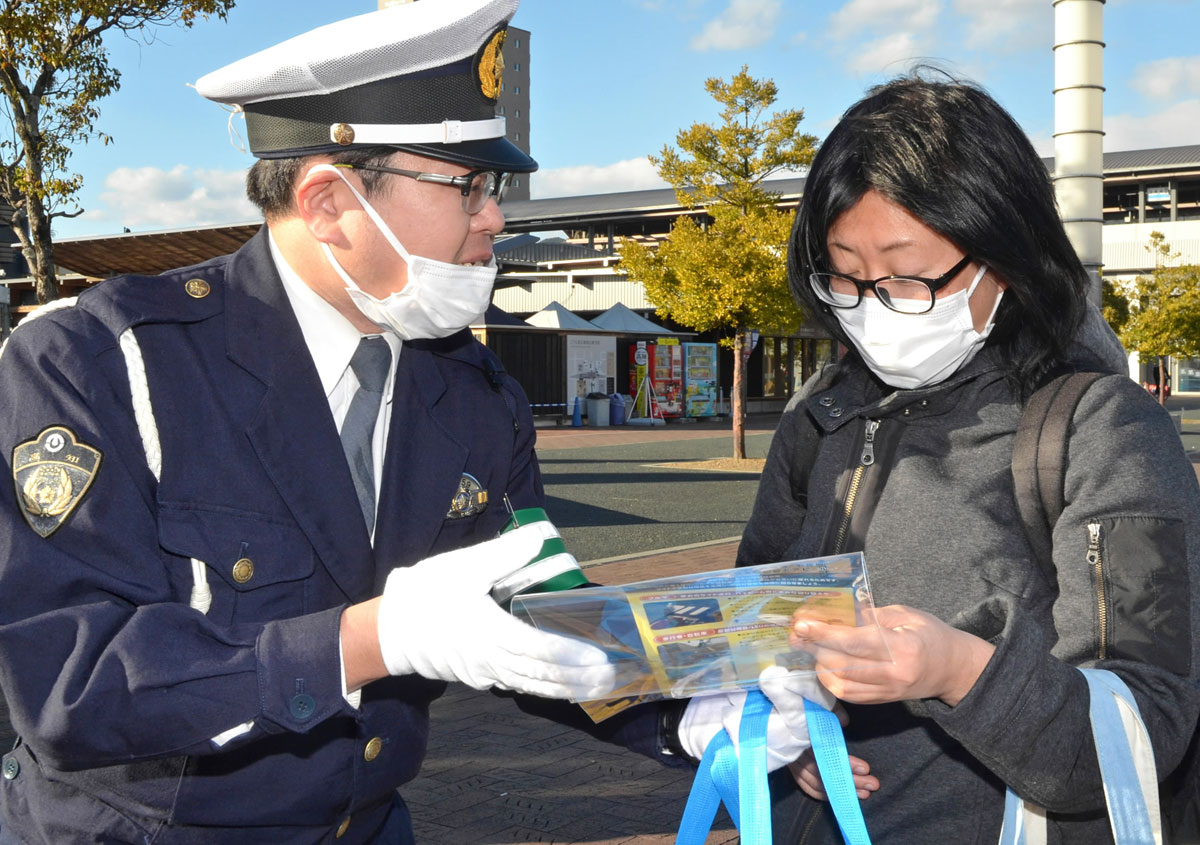 三井住友海上が高知署に反射材寄贈 | 高知新聞
