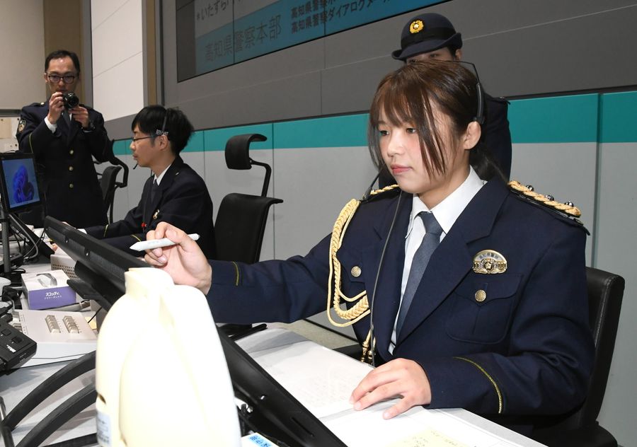 交通事故の模擬通報を体験した桜井つぐみ選手（高知市丸ノ内２丁目の県警本部）