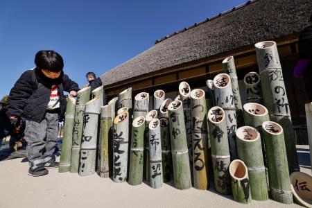 震災31年、神戸で竹灯籠作り 100人以上、追悼の思い記す | 高知新聞